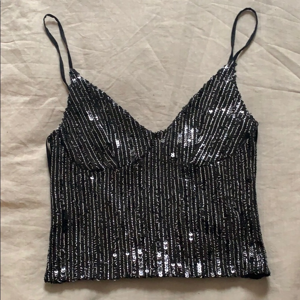 Sequin crop top, perfect going out. Great details.